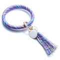 Détail du bracelet porte-clés en similicuir à spirales colorées avec anneau doré et pompon - Rayures Arc-en-ciel