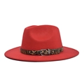 Détail du chapeau en feutre de laine rouge avec ceinture léopard et boucle métallique - Adulte 56-60cm / Rouge