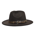Détail d'un chapeau fedora en laine marron avec ruban léopard et boucle métallique - Adulte 56-60cm / Café