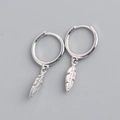 Dettaglio ravvicinato di orecchini a cerchio in argento S925 con pendenti a piuma - Prezzo per Coppia / Oro Bianco