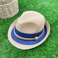 Cappello di paglia estivo da donna kaki con nastro blu su erba verde per mare - Cachi