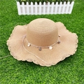 Chapeau de paille femme à bord ondulé avec perles grises et coquillages sur gazon synthétique - M (56-58cm) / Style Ondulé Kaki