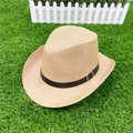 Classico cappello di paglia beige con fascia in pelle marrone su prato verde - M(56-58cm) / Cachi