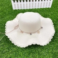 Chapeau de plage en paille blanche à bord ondulé et breloques en nacre pour l'été - M (56-58cm) / Style Ondulé Blanc Lait