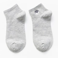 Graue Baumwoll-Füßlinge mit einer minimalistischen, niedlichen Igel-Stickerei - Einheitsgröße / Hellgrau-Igel