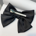 Große schwarze Satin-Schleife Haarspange mit silbernem Metallclip auf weißem Grund - Schwarzer Entenschnabel-Clip