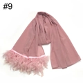 Elegante bufanda de gasa rosa para mujer con ribete de plumas sobre fondo blanco - Rosa