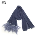 Dettaglio di una sciarpa in chiffon blu con eleganti frange di piume abbinate - Blu Denim