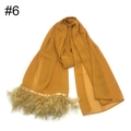 Dettaglio della sciarpa in chiffon giallo con finiture in piume e bordo dorato - Giallo