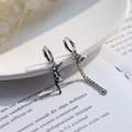 Vintage Silber Asymmetrische Fee Ohrringe mit Kettenanhängern auf weißer Keramikschale - Antik-Silber
