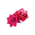 Vue de dessus de deux pinces à cheveux roses en velours rouge sur fond blanc pur - Rouge Rose