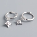 Détail de boucles d'oreilles créoles en argent S925 avec pendentifs étoile brillants - Argent 925 / Or Blanc (1 Paire)