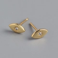 Macro-opname van minimalistische gouden oog-oorstekers met sprankelende zirkonia - 925 zilver / Goud (Met Rubberen Stoppen)