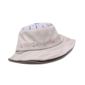 Détail d'un bob en toile beige avec chiffres bleus brodés et motif de soleil imprimé - Convient aux 4-8 ans / Kaki