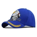 Dettaglio cappellino blu reale con ricamo aquila Native Pride e foglie dorate sulla visiera - Regolabile / Testa di Aquila USA Blu Reale