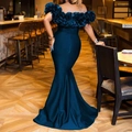 Dunkelblaugrünes schulterfreies Meerjungfrau-Abendkleid mit eleganten Rüschendetails - S / Königsblau