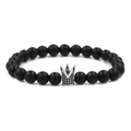 Detailansicht eines 8mm matten schwarzen Steinperlenarmbands mit silberner Krone - Mattschwarzer Stein Platinschwarze Zirkonkrone