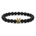 Detailansicht des Armbands aus mattschwarzen Perlen mit goldener Krone und Mikro-Inlay-Steinen - Mattschwarzer Stein Goldschwarze Zirkonkrone