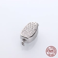 Nahaufnahme des S925 Sterlingsilber-Ovalschnalle mit funkelnden Zirkonia-Steinen besetzt - Ovales Pavé-Design