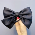 Eleganter großer schwarzer Satin-Schleifen-Haargummi mit gewebtem Hand Made Etikett - Schwarzes Haargummi