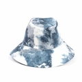 Détail du chapeau bob tie-dye bleu et blanc montrant les coutures et la texture du coton - Marine Blanc