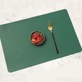Tovaglietta rettangolare in finta pelle verde scuro su un tavolo di marmo fine - Tovaglietta Rettangolare 45*30cm / Verde
