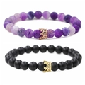 Bracelets couronne en pierre noire mate et violette craquelée pour couple sur fond blanc - Ensemble Couronne Or Rose Pierre Vieillie