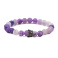 Détail de perles d'agate craquelées violettes et breloque couronne noire sur bracelet élastique - Pierre Vieillie Noir Fusil