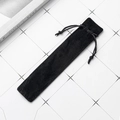 Bolsa negra de terciopelo con cordón para bolígrafos o joyas sobre fondo de azulejo - 17.7x3.5cm / Negro