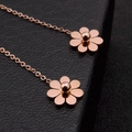 Pendientes de cadena con flores margaritas en acero inoxidable con acabado oro rosa - Oro rosa