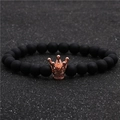Détail de perles noires mates et charm couronne en or rose orné de zircons cubiques - Noir Mat Couronne Or Rose