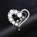 Broche élégante en forme de cœur avec perles blanches et strass brillants en fini argent - XD7615 Blanc