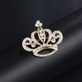 Exquisite goldene Kronenbrosche mit funkelnden weißen Strasssteinen für elegante Kleidung - XD7634 Gold