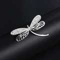 Broche libellule argentée avec strass étincelants et ailes évidées sur son support - XD7989 Blanc