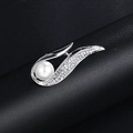 Broche feuille argentée avec perle blanche et strass brillants sur fond noir élégant - XD9120 Blanc