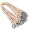 Nahaufnahme cremefarbener Wachskordel-Halsketten mit silbernen Karabinern für Schmuck - 45cm+5cm Verlängerungskette / Gebrochenes Weiß