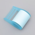 Rotolo di foglietti adesivi azzurri in un dispenser di plastica blu traslucida - Dispenser Blu