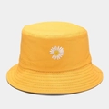 Dettaglio ravvicinato del ricamo a margherita sul cappello a secchiello in cotone giallo - M (56-58cm) / Nero e Giallo Reversibile