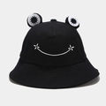Dettaglio del cappello a secchiello nero con occhi di rana 3D e sorriso ricamato - Bambini 52cm / Nero