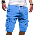 Detailweergave van de helderblauwe cargoshorts met zijzakken en een wit trekkoord in de taille - S / Bottoms / Meerblauw