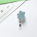Detail van de blauwe beer acryl badgehouder met uittrekbare metalen clip en riem - Blauw