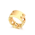 Anello a catena in titanio dorato lucido con placca a vite creativa su sfondo bianco - US 6 / Stile Catena a Vite Dorata (KR35708-K)