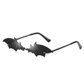Lunettes de soleil chauve-souris noires de style gothique avec rivets argentés - Monture Noire Verres Gris