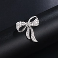 Elegante spilla a fiocco argento con strass bianchi lucidi su un piedistallo nero - XD9123 / Fiocco d'Argento