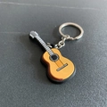 Cartoon Gitarren-Schlüsselanhänger aus gelbem PVC-Weichgummi mit silbernem Ring - Konzertgitarre
