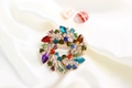 Spilla vintage dorata con cristalli colorati a forma di ghirlanda su seta bianca - Multicolore/Oro