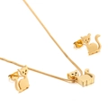 Set gioielli gatto dorato con collana e orecchini su sfondo bianco minimalista - Stile Gatto Traforato / Oro (KS128381-KFC)