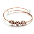 Pulsera de cable de acero inoxidable en oro rosa con perlas blancas y cuentas de circón - Estilo Oro Rosa (KB113702-KFC)