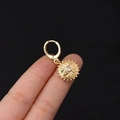 Goldene Huggie-Ohrringe mit Sonnenstrahlen-Anhänger und funkelndem Zirkonia - Strahlende Sonnenblume (3#)