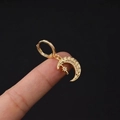 Goldene Ohrmanschette mit Mondanhänger, gehämmerter Textur und winzigen Kristallen - Gehämmerter Mond und Stern (8#)